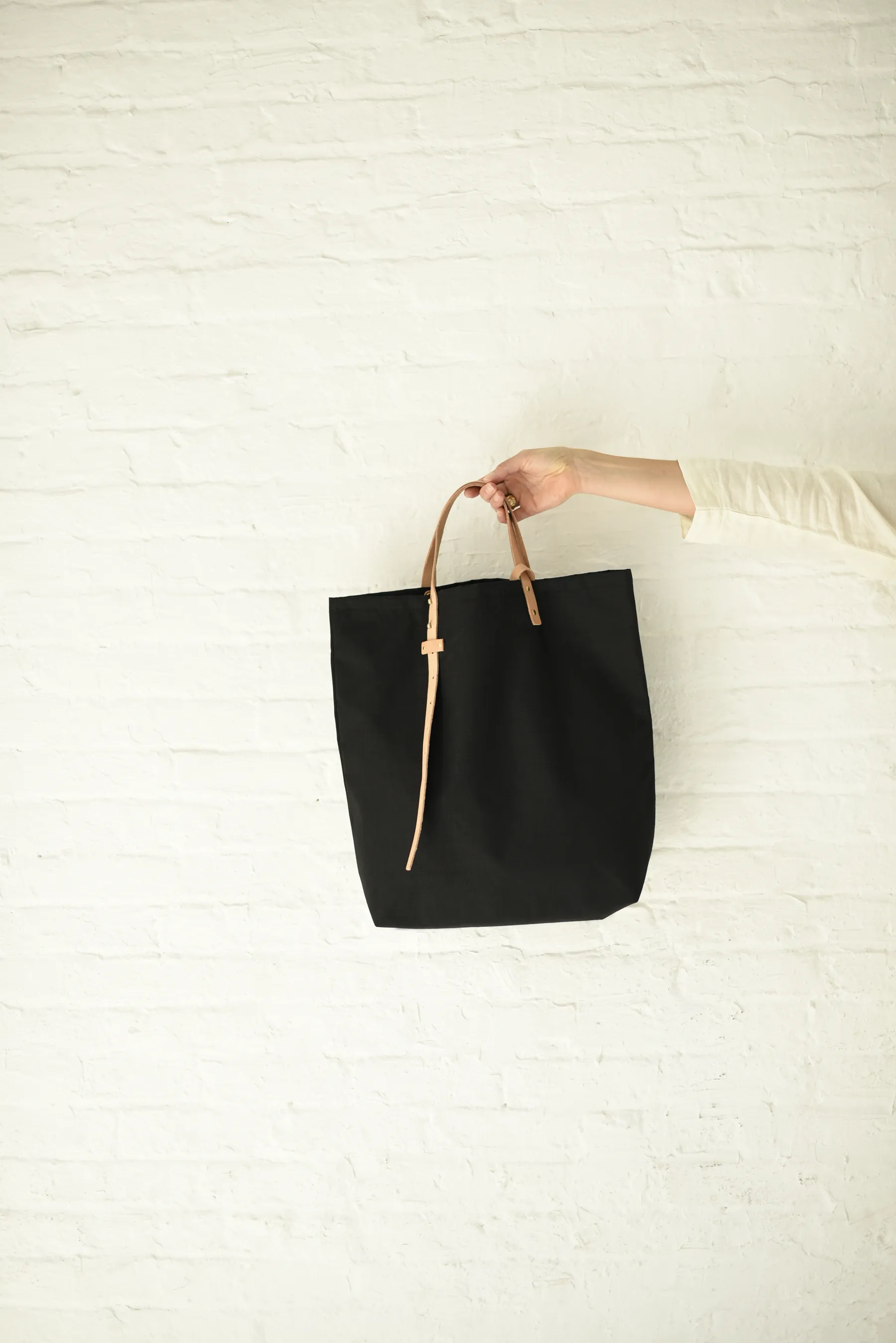 8.6.4 Design Small Nylon Tote Black