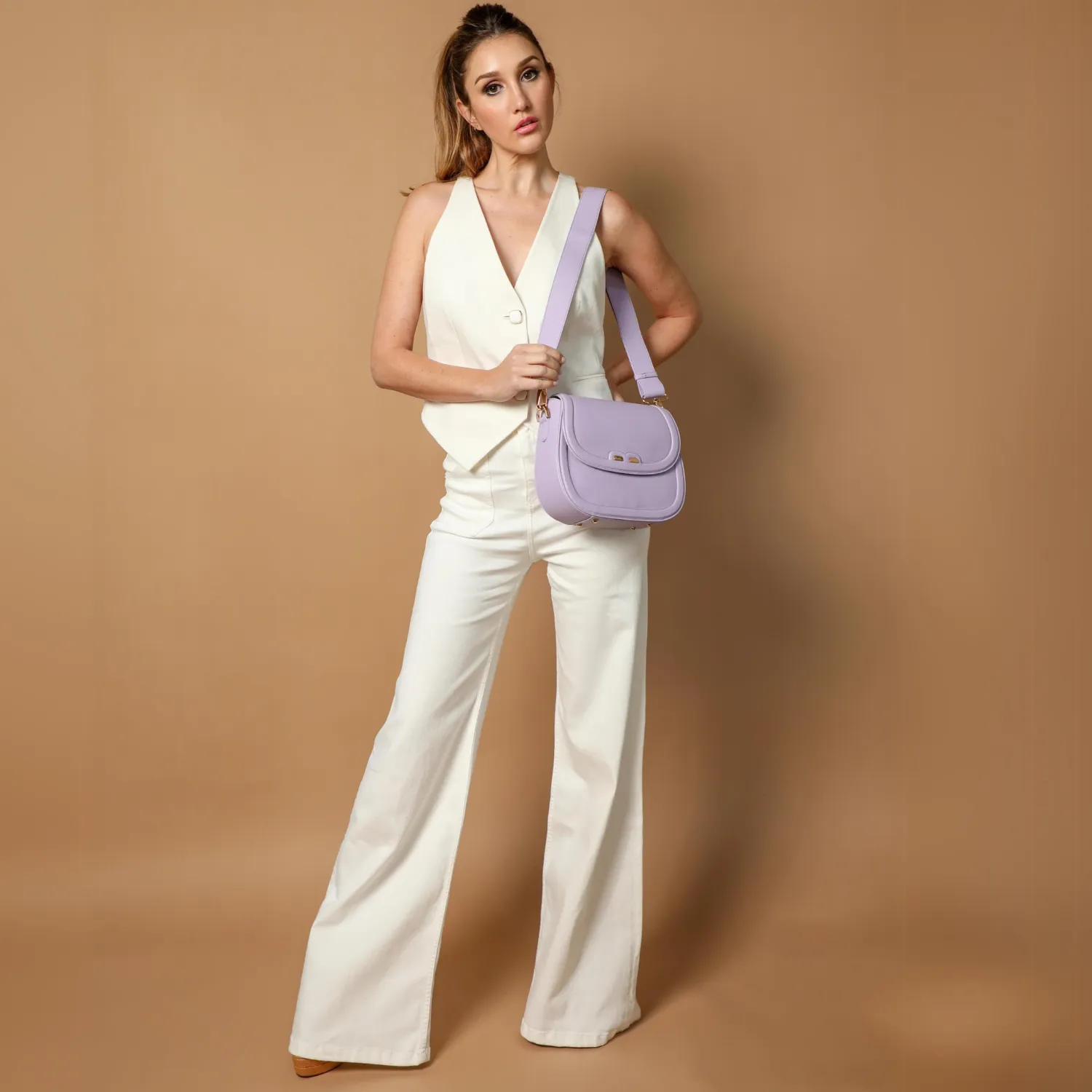 Holmes in Raffia and White