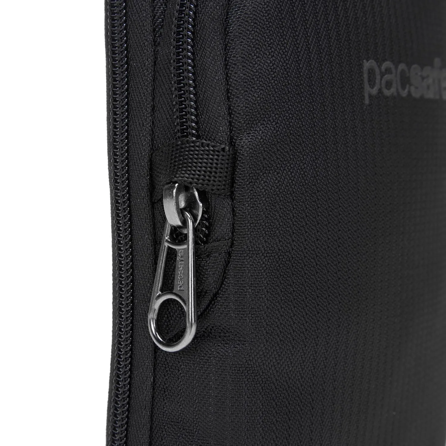 Pacsafe® Daysafe anti-theft tech crossbody